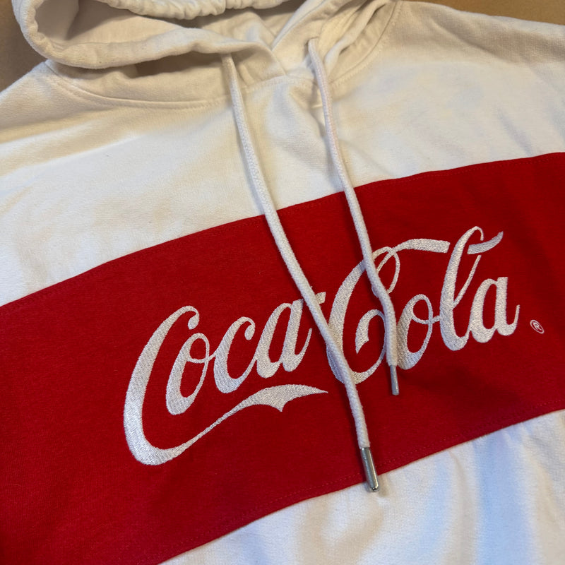 Detailansicht: Sourced limited accessories and clothes Coca Cola white hoodie – Logo, Nähte oder Material