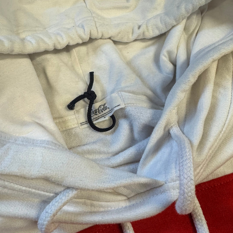 Detailansicht: Sourced limited accessories and clothes Coca Cola white hoodie – Logo, Nähte oder Material