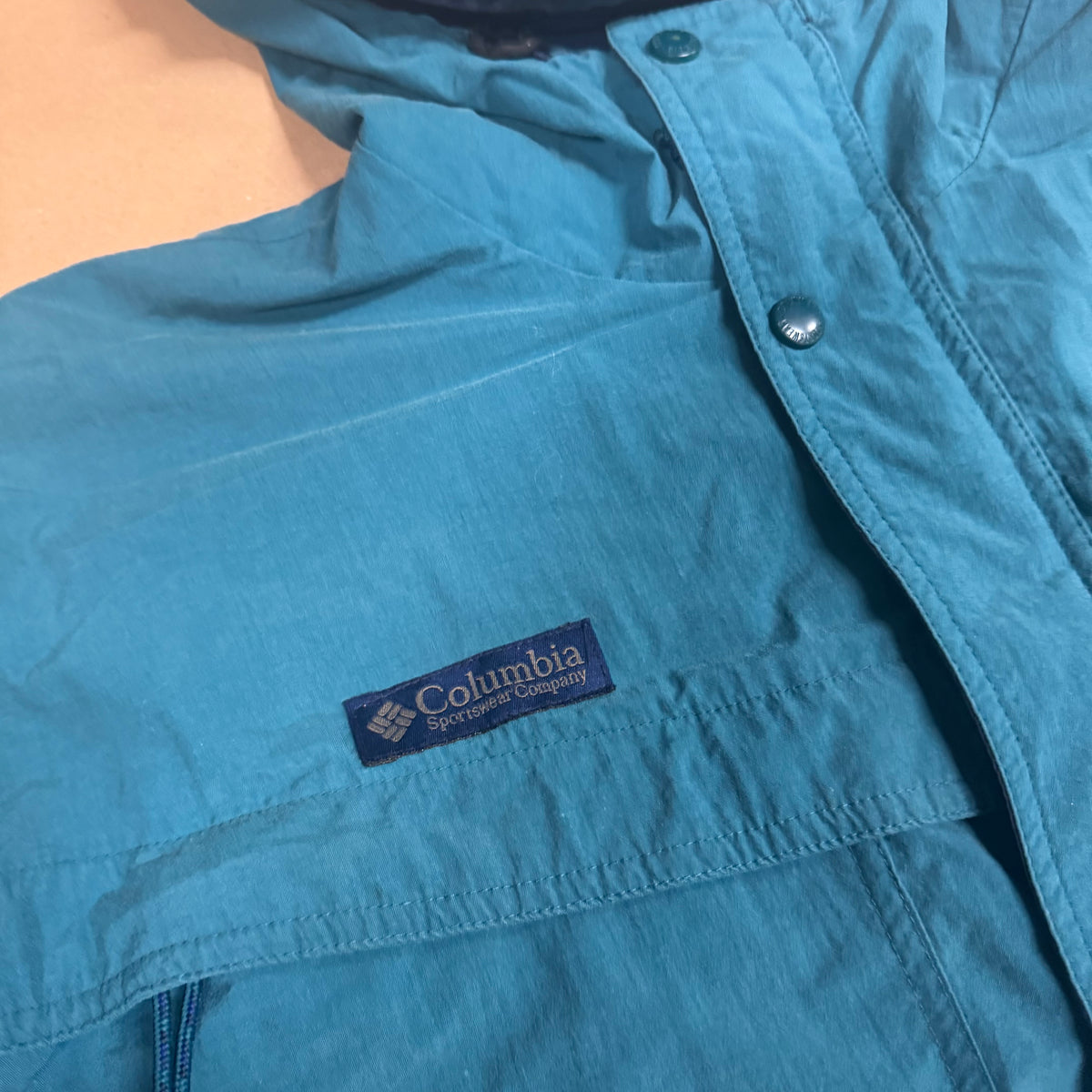 Columbia turquoise raincoat – Close-up 1