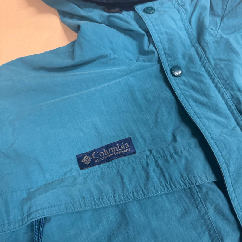 Detailansicht: Sourced limited accessories and clothes Columbia turquoise raincoat – Logo, Nähte oder Material