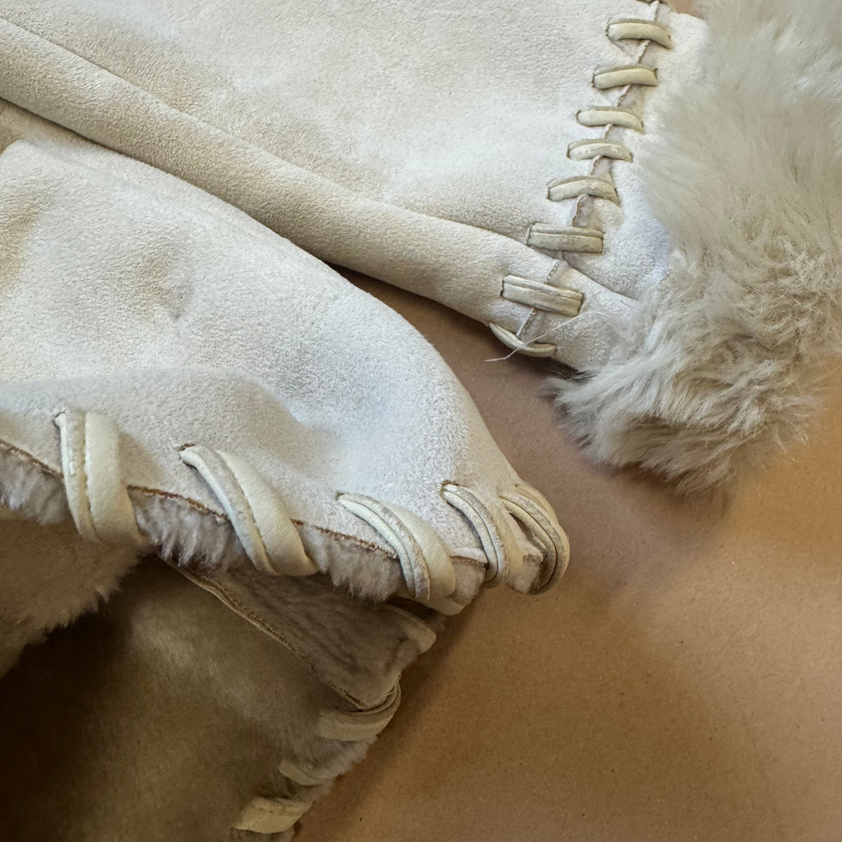 Comme de Vrai fur-like beige coat – Close-up 3