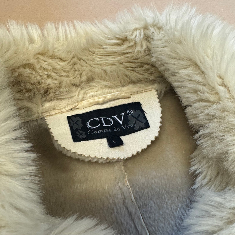 Detailansicht: Sourced limited accessories and clothes Comme de Vrai fur-like beige coat – Logo, Nähte oder Material