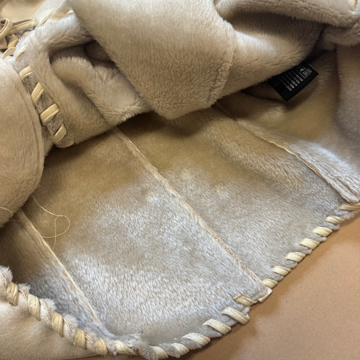 Comme de Vrai fur-like beige coat – Close-up 5