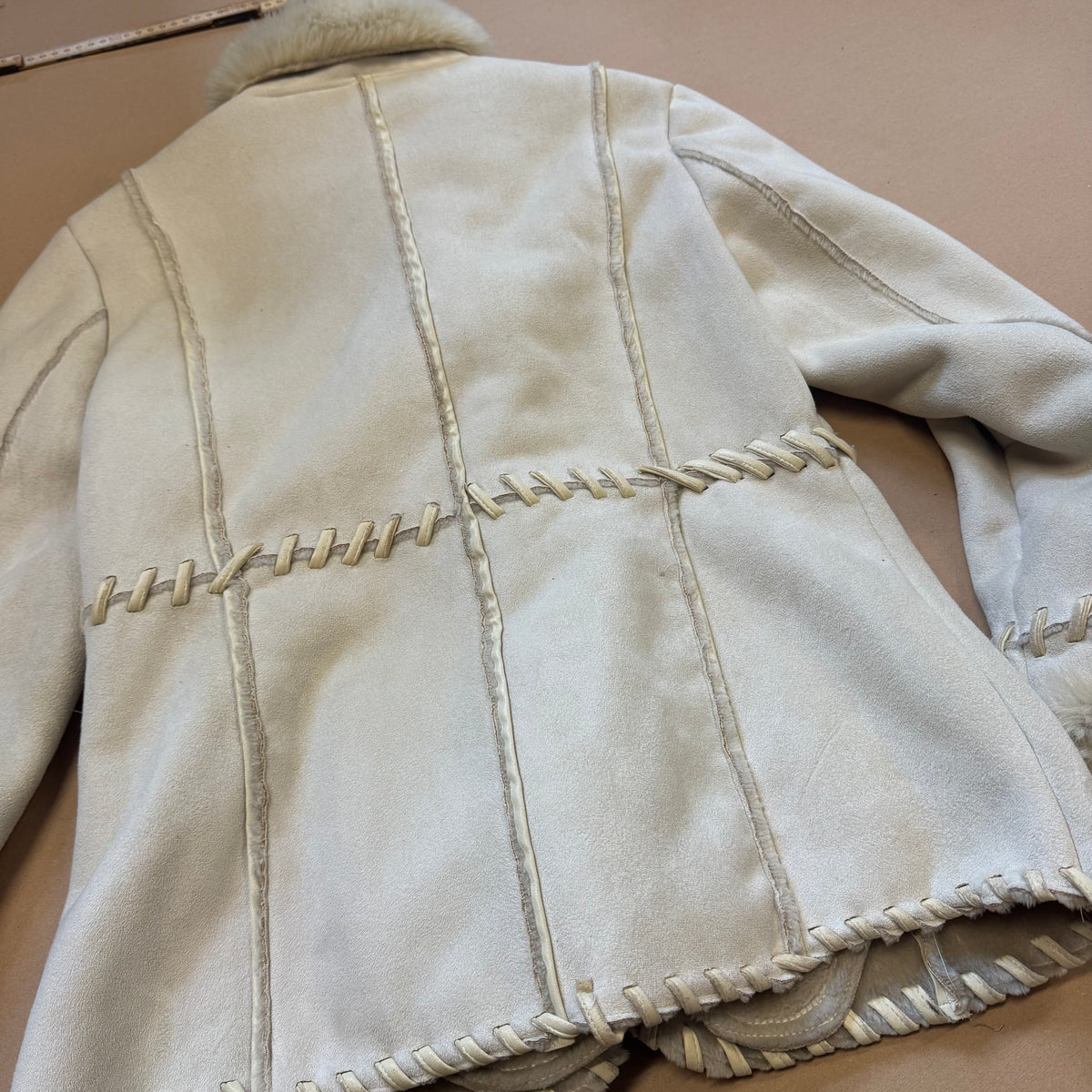 Comme de Vrai fur-like beige coat – Close-up 6