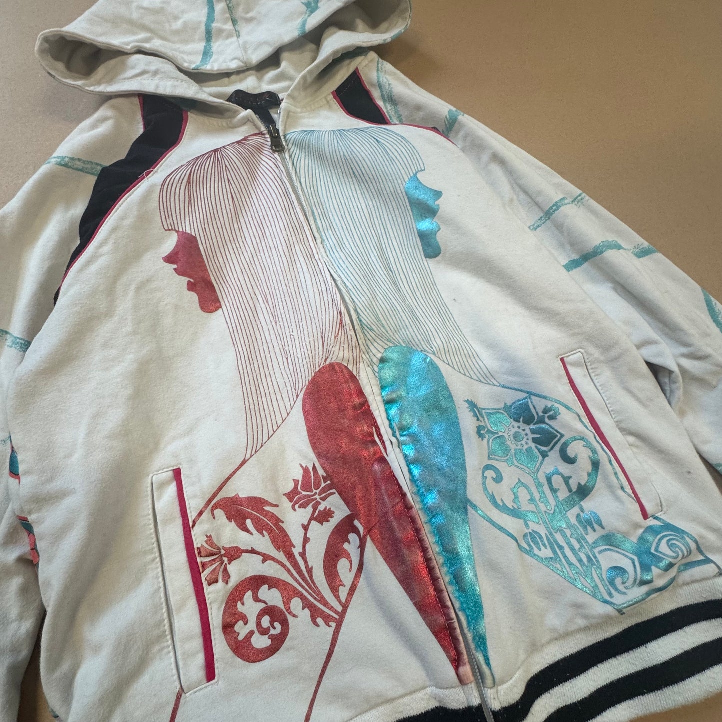 Custo Barcelona y2k graphic zip hoodie – Close-up 2