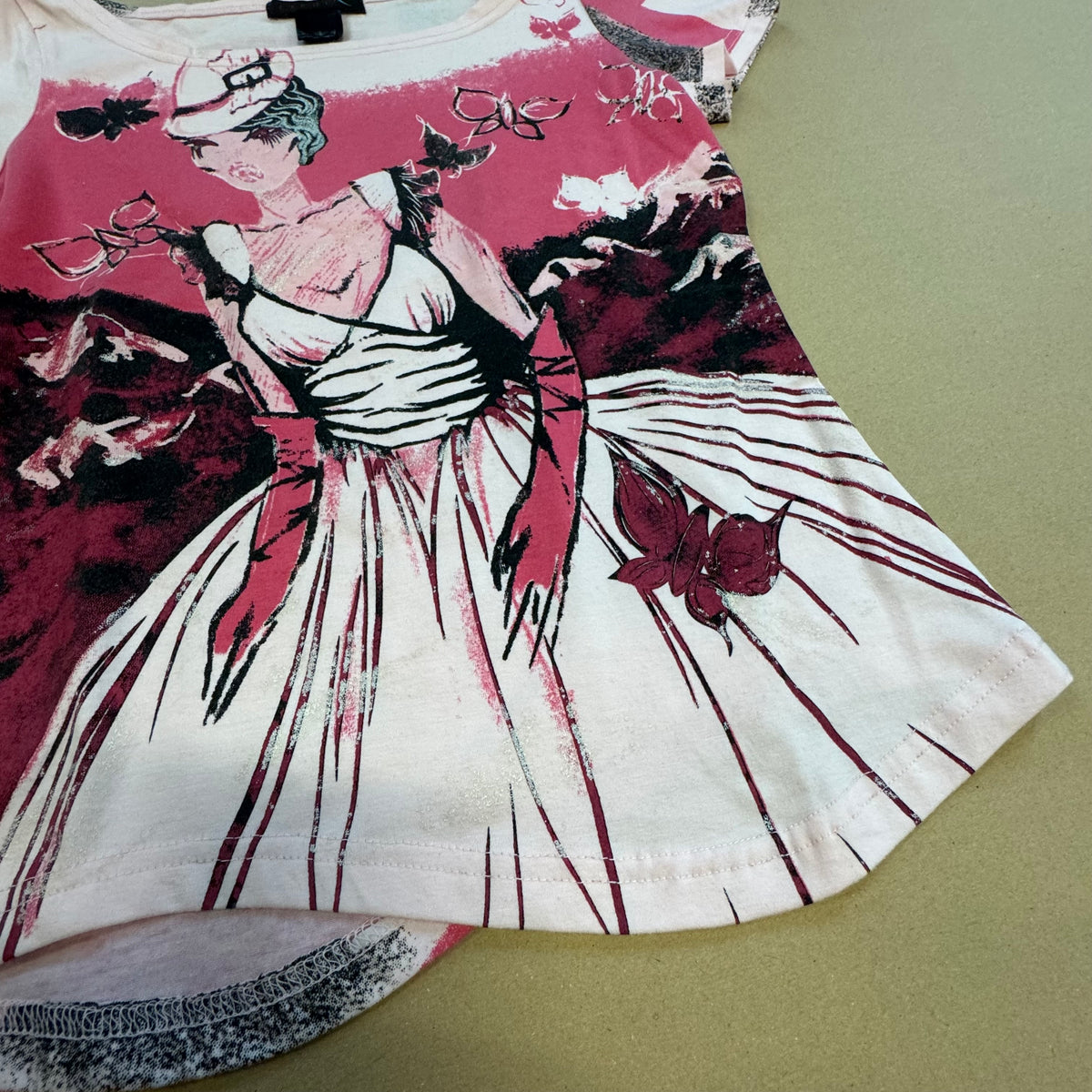 Custo Barcelona Y2K pink graphic tee – Close-up 2