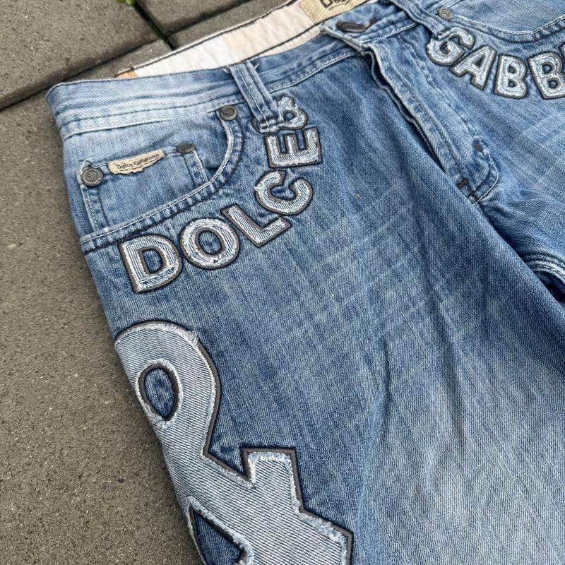Detailansicht: Sourced limited accessories and clothes Dolce & Gabbana vintage embroidered jeans – Logo, Nähte oder Material