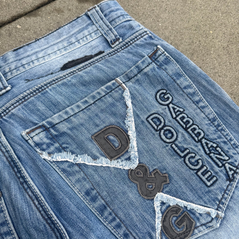 Detailansicht: Sourced limited accessories and clothes Dolce & Gabbana vintage embroidered jeans – Logo, Nähte oder Material