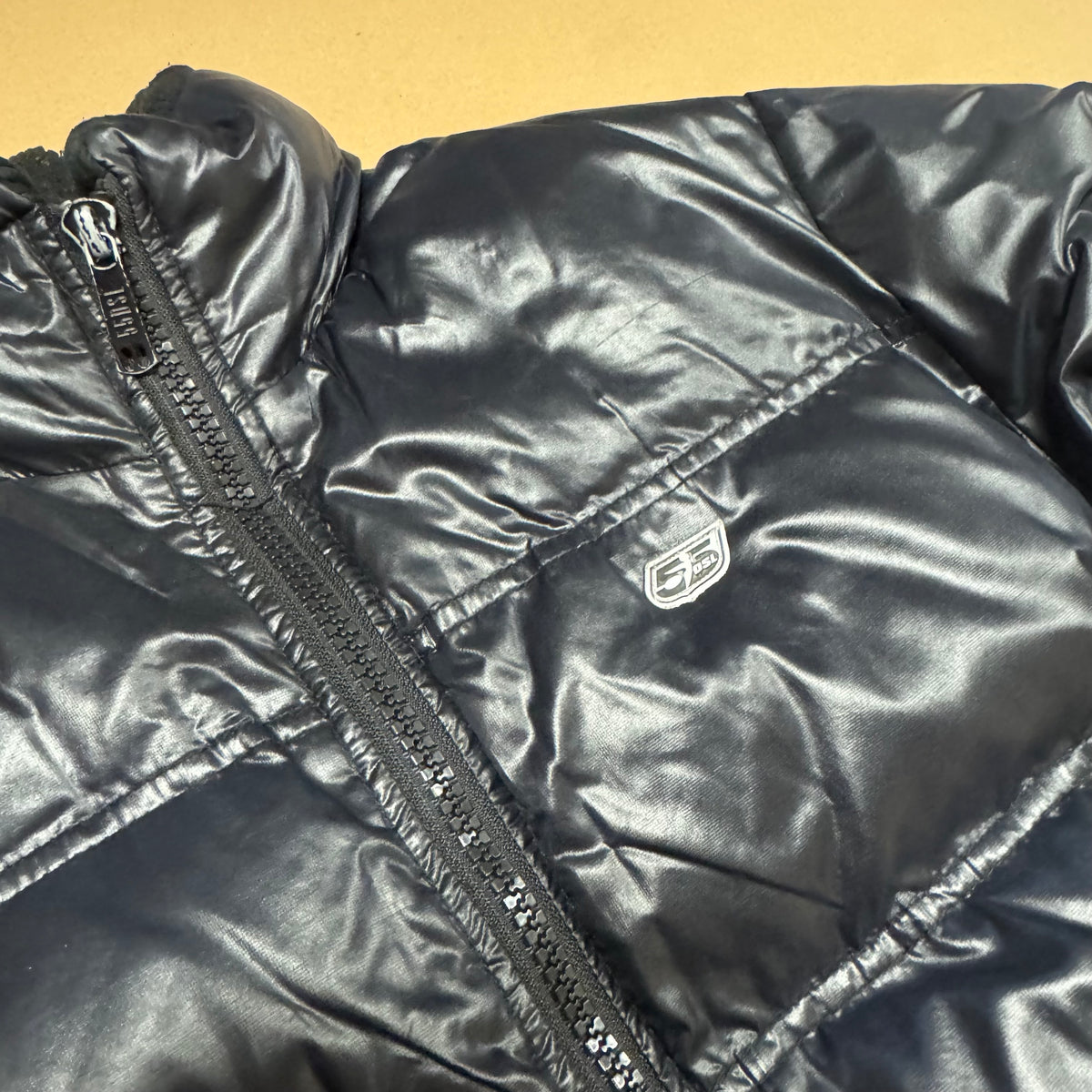DSL 55 Diesel black puffer jacket – Close-up 1