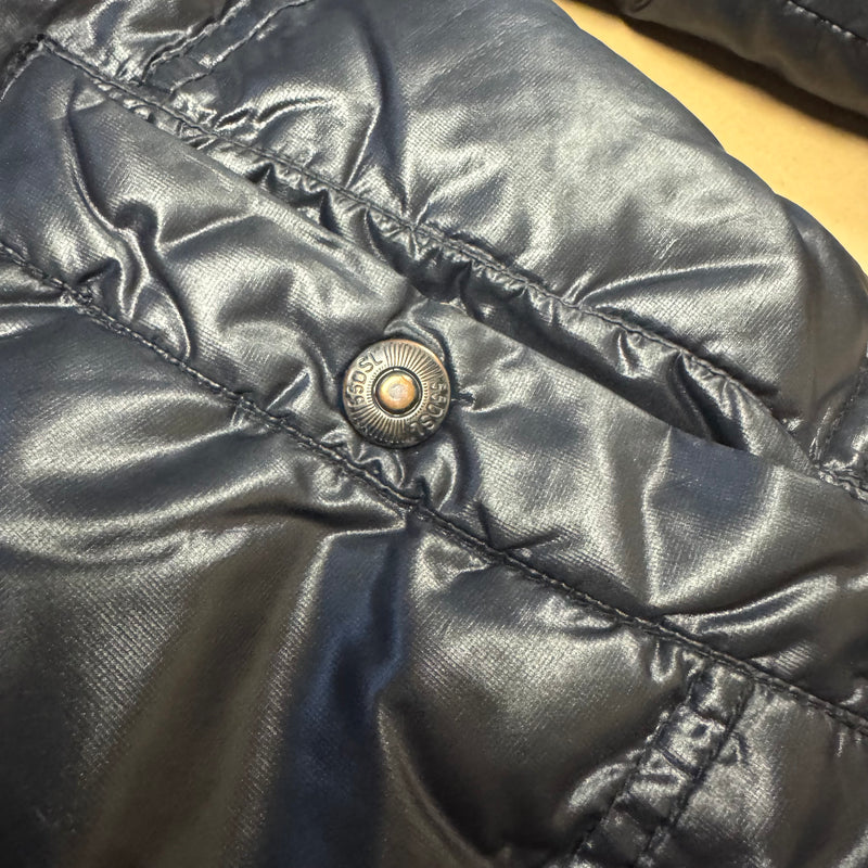 Detailansicht: Sourced limited accessories and clothes DSL 55 Diesel black puffer jacket – Logo, Nähte oder Material