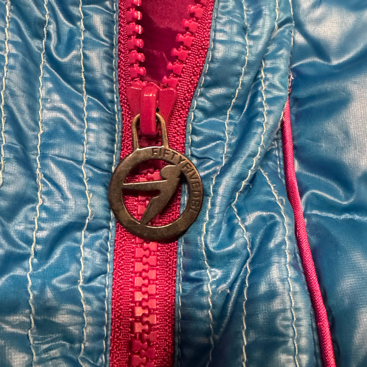 DSL55 by Diesel vintage blue puffer jacket – Close-up 4