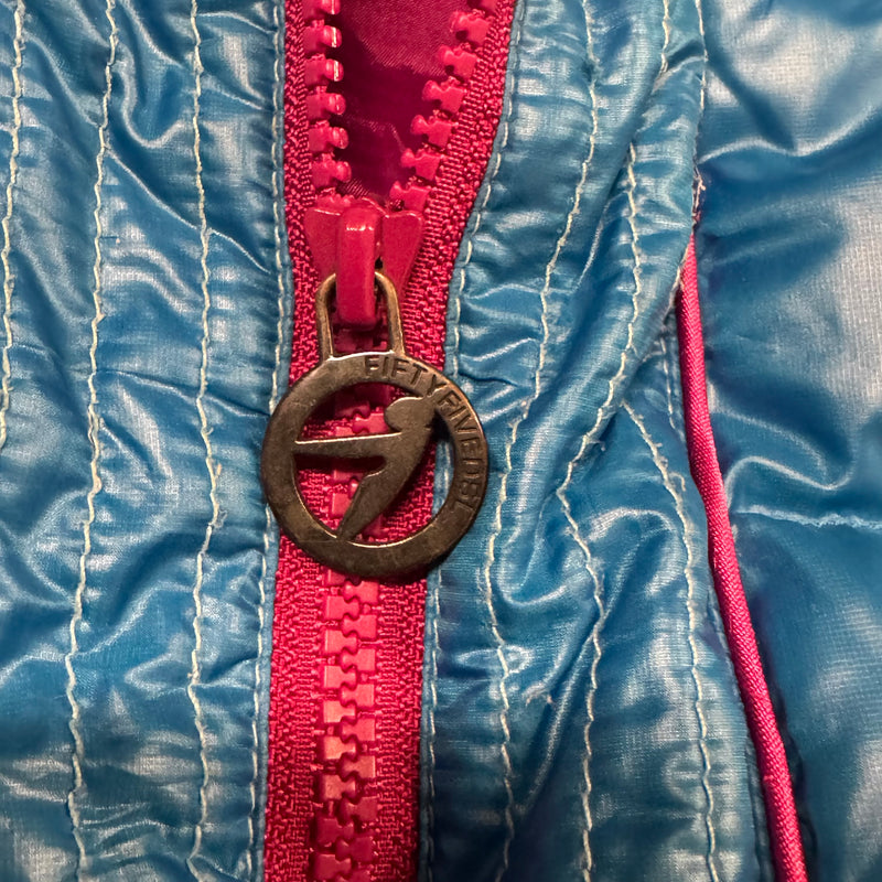 Detailansicht: Sourced limited accessories and clothes DSL55 by Diesel vintage blue puffer jacket – Logo, Nähte oder Material