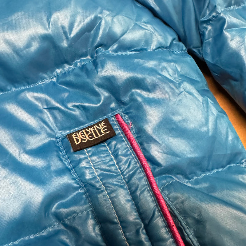 Detailansicht: Sourced limited accessories and clothes DSL55 by Diesel vintage blue puffer jacket – Logo, Nähte oder Material