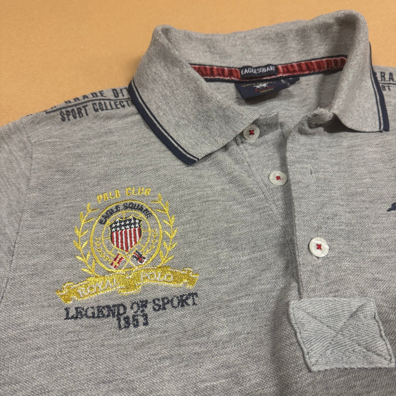 Detailansicht: Sourced limited accessories and clothes Eagle Square California Royal polo shirt – Logo, Nähte oder Material