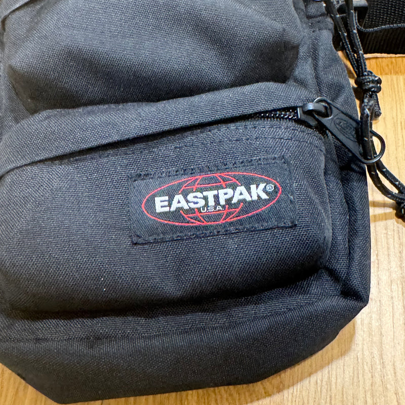 Detailansicht: Sourced limited accessories and clothes Eastpak black shoulder bag – Logo, Nähte oder Material
