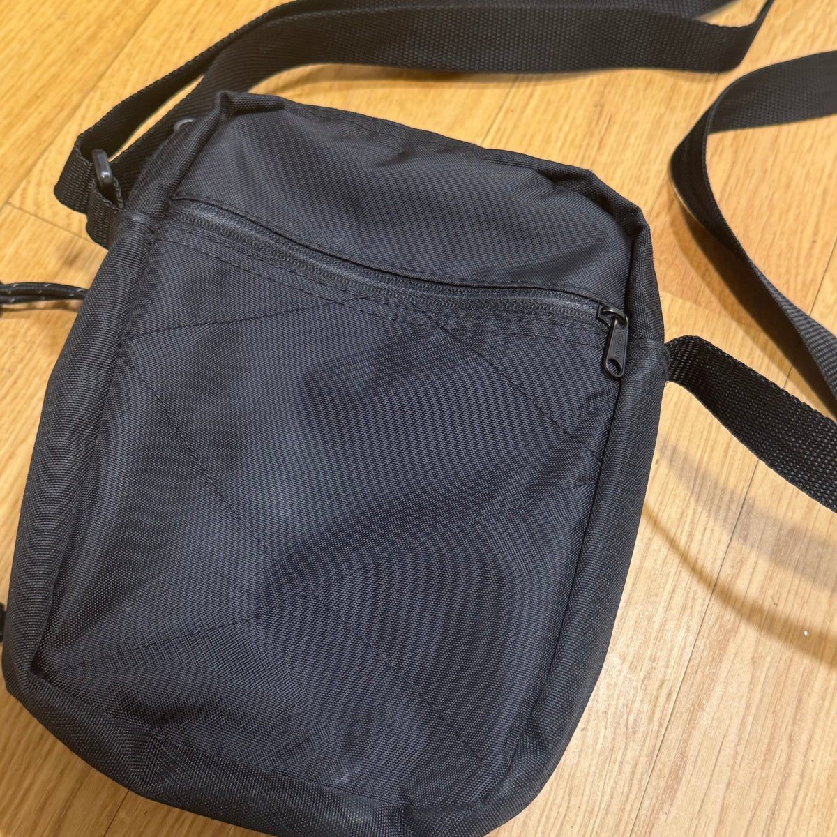 Eastpak black shoulder bag – Close-up 2