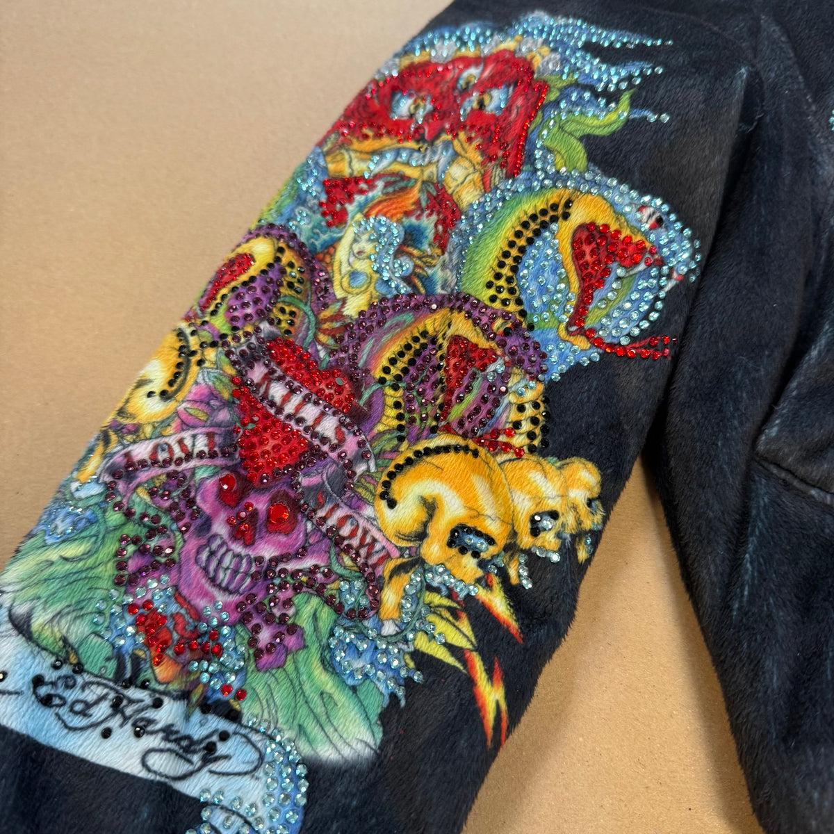 Ed Hardy "Crowns and Snakes" vintage fluffy bomber jacket – Close-up 2