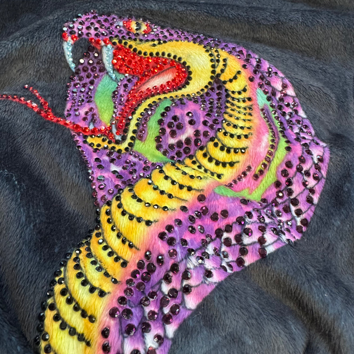 Ed Hardy "Crowns and Snakes" vintage fluffy bomber jacket – Close-up 5