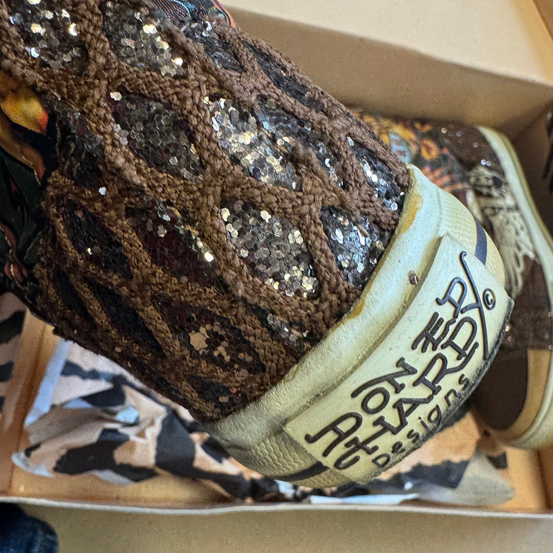 Detailansicht: Sourced limited accessories and clothes Ed Hardy glitter vintage shoes – Logo, Nähte oder Material