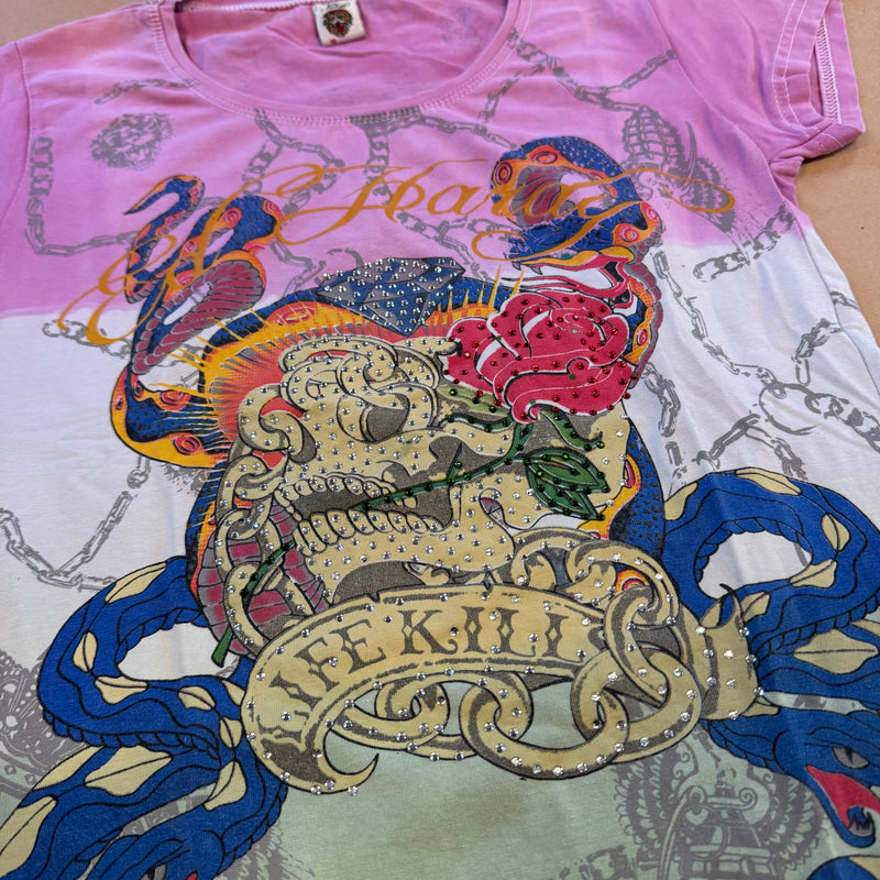 Detailansicht: Sourced limited accessories and clothes Ed Hardy rhinestones y2k pink skull shirt – Logo, Nähte oder Material