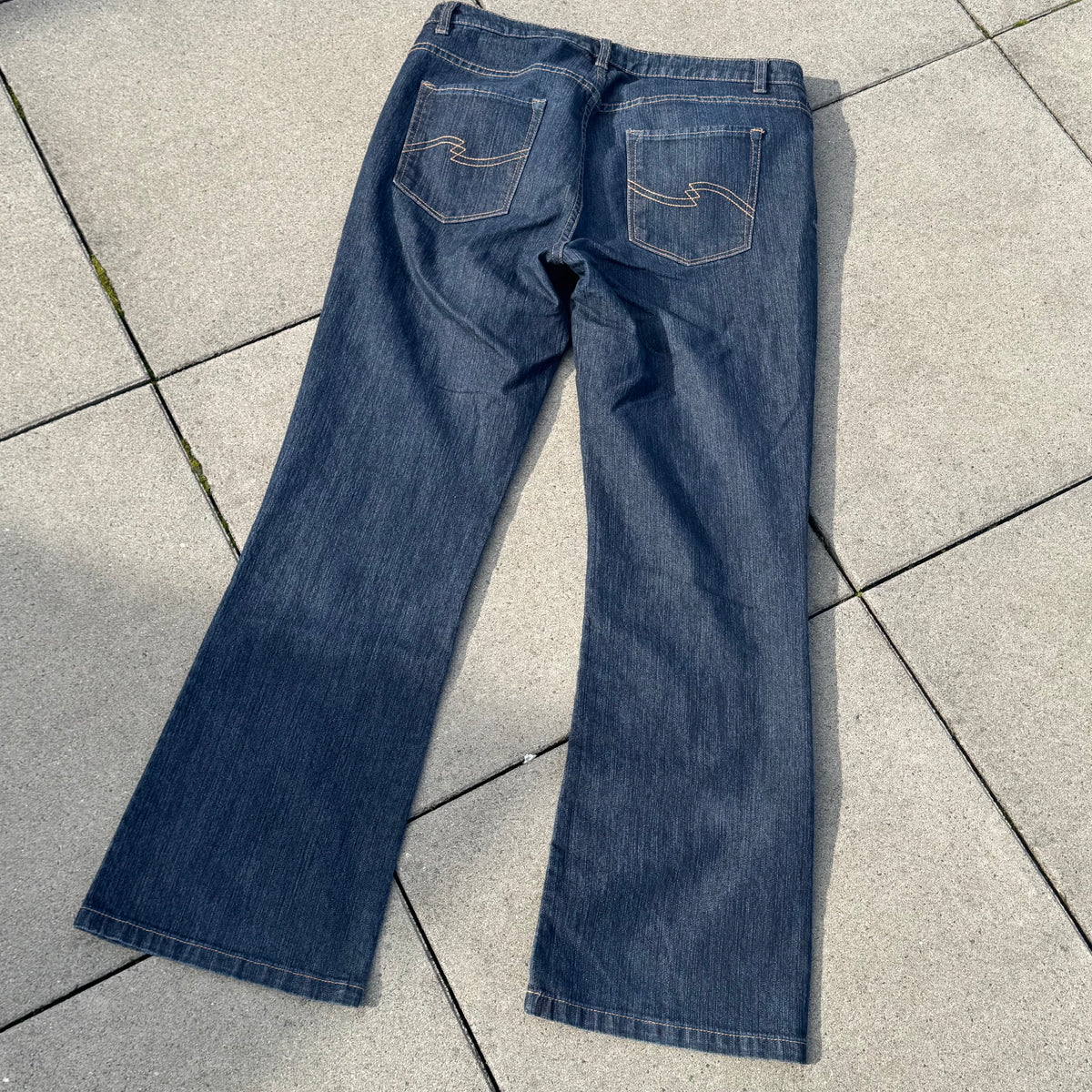 Ellen Amber vintage style wide leg jeans – Close-up 1