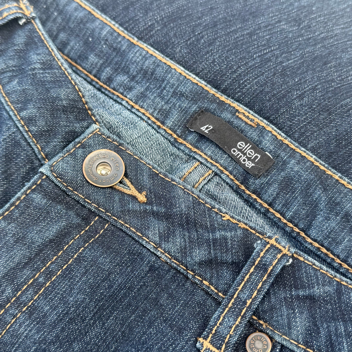 Ellen Amber vintage style wide leg jeans – Close-up 3