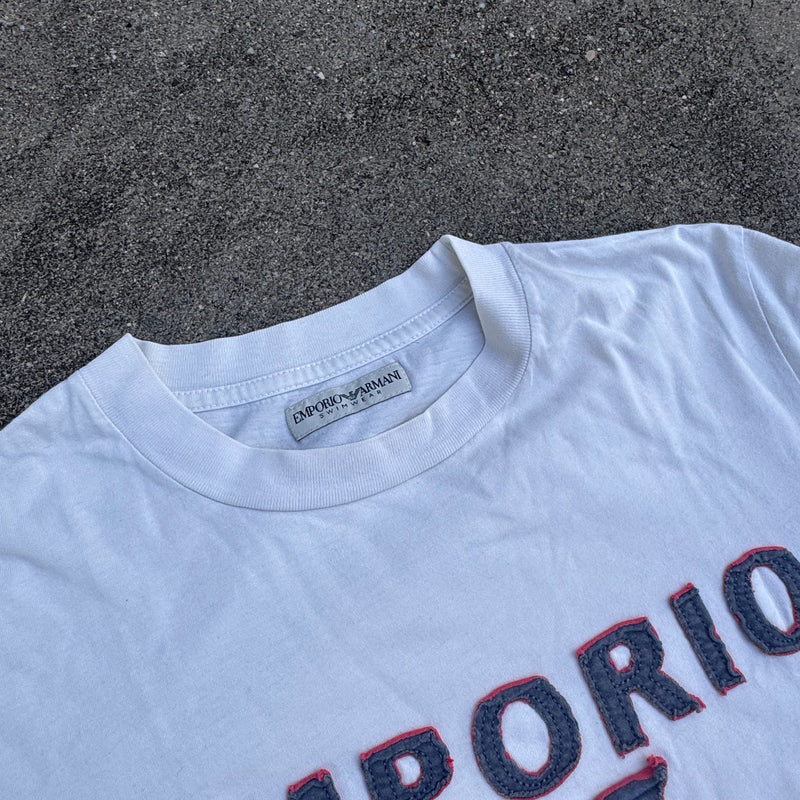 Detailansicht: Sourced limited accessories and clothes Emporio Armani vintage 90s white T-shirt – Logo, Nähte oder Material