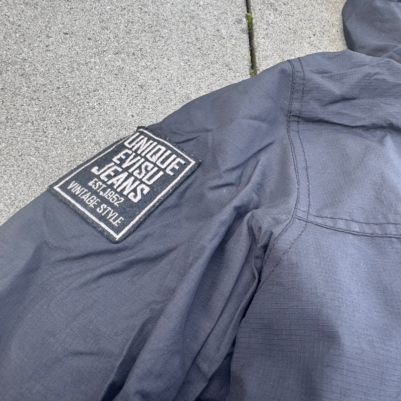 Detailansicht: Sourced limited accessories and clothes Evisu black vintage rainjacket – Logo, Nähte oder Material