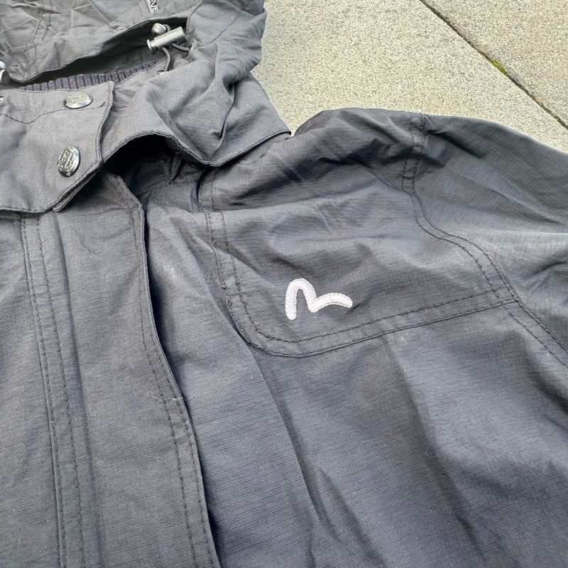 Detailansicht: Sourced limited accessories and clothes Evisu black vintage rainjacket – Logo, Nähte oder Material