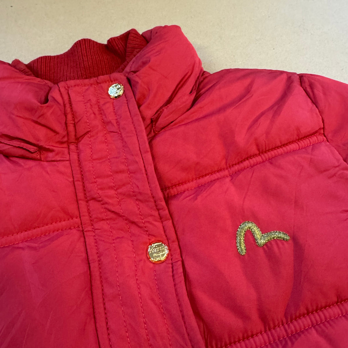 Evisu vintage red and golden puffer jacket – Close-up 1