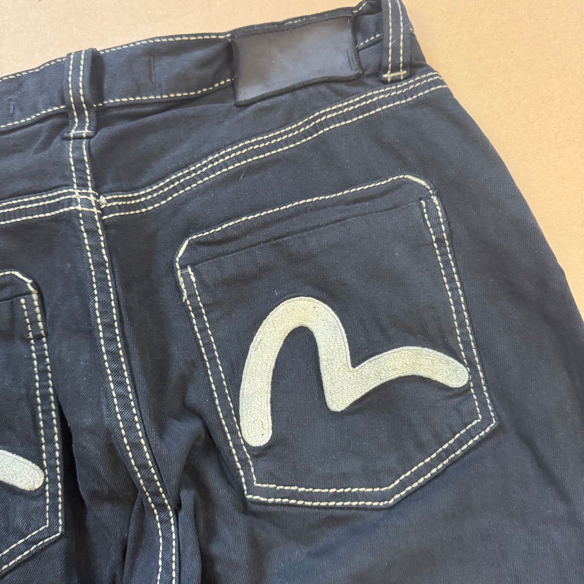 Evisu vintage ripped women’s denim jeans – Close-up 1