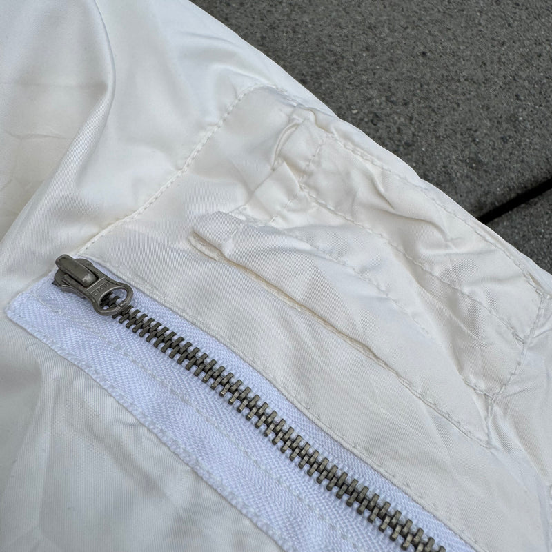 Detailansicht: Sourced limited accessories and clothes Evisu white women’s winter jacket – Logo, Nähte oder Material