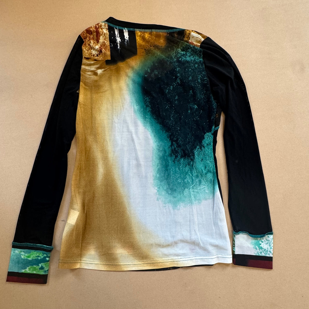 Exquiss Y2K "Art Gallery" printed longsleeve – Close-up 4