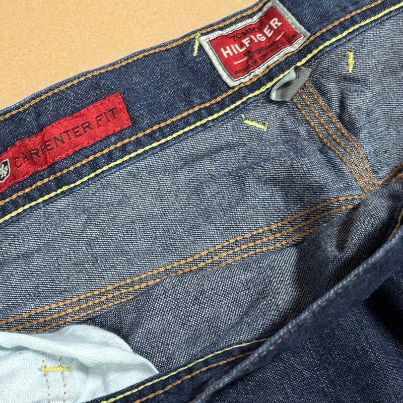 Detailansicht: Sourced limited accessories and clothes Extra baggy Tommy Hilfiger vintage jeans – Logo, Nähte oder Material