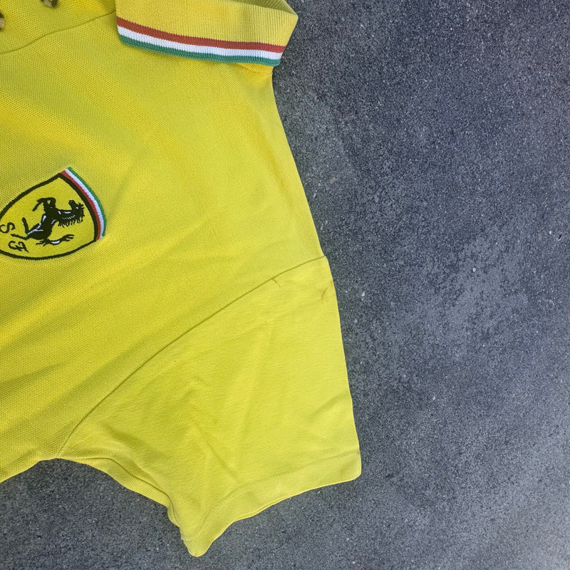 Detailansicht: Sourced limited accessories and clothes Ferrari streetwear 00s yellow polo shirt – Logo, Nähte oder Material