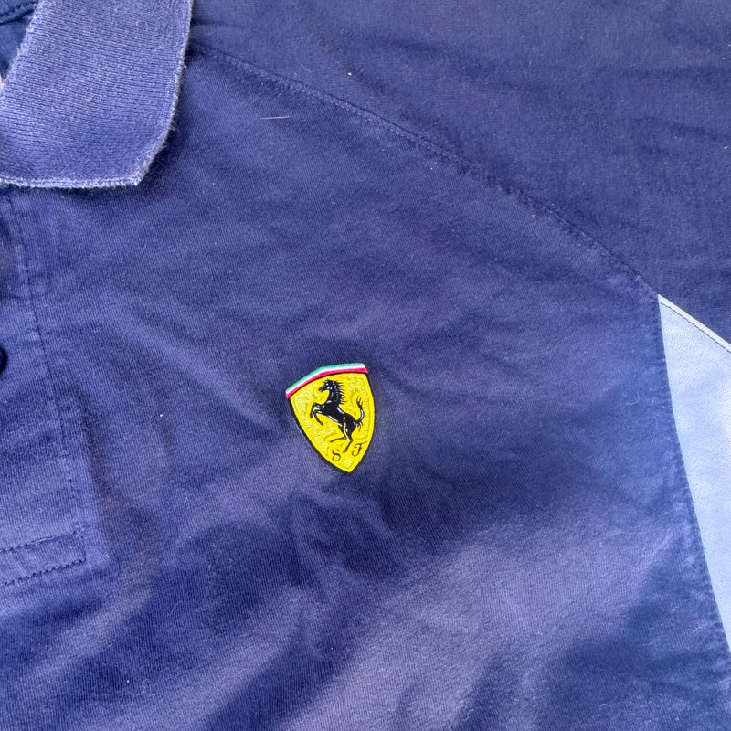 Detailansicht: Sourced limited accessories and clothes Ferrari streetwear style poloshirt – Logo, Nähte oder Material