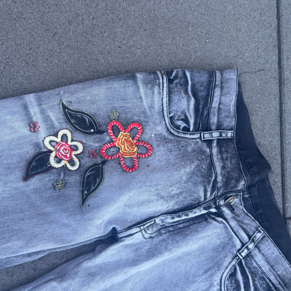 Floral embroidered vintage wide leg jeans – Close-up 1