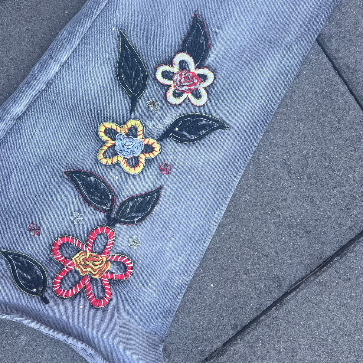 Floral embroidered vintage wide leg jeans – Close-up 2