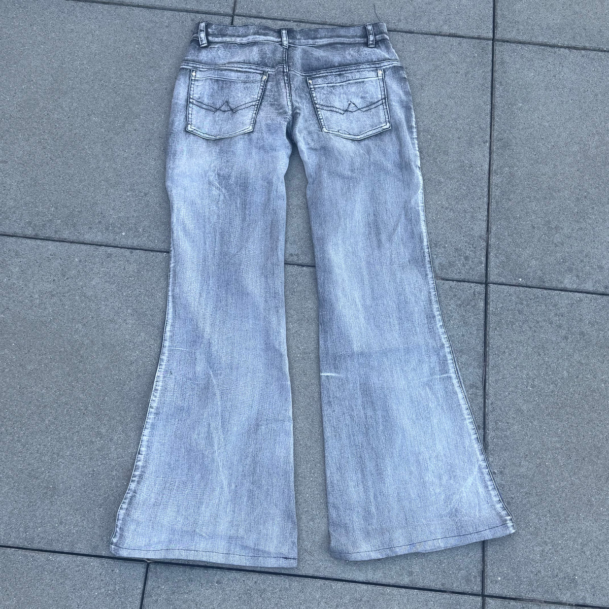 Floral embroidered vintage wide leg jeans – Close-up 3
