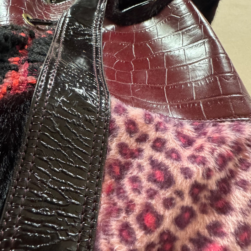 Detailansicht: Sourced limited accessories and clothes Fuchsia vintage bag – Logo, Nähte oder Material