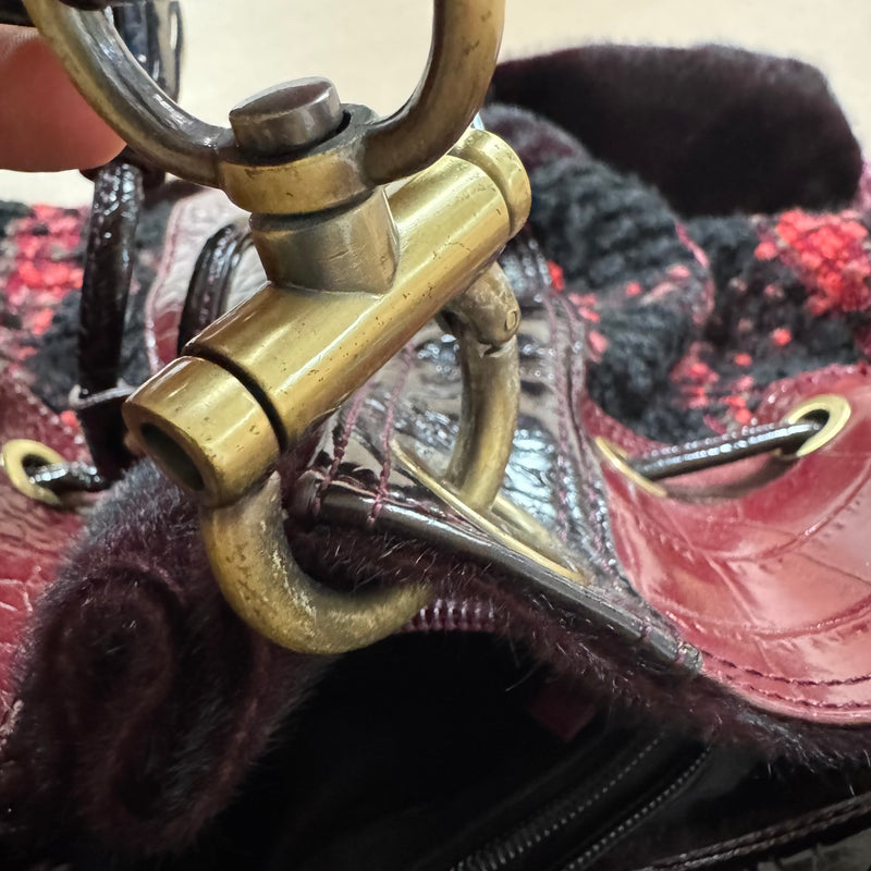 Detailansicht: Sourced limited accessories and clothes Fuchsia vintage bag – Logo, Nähte oder Material