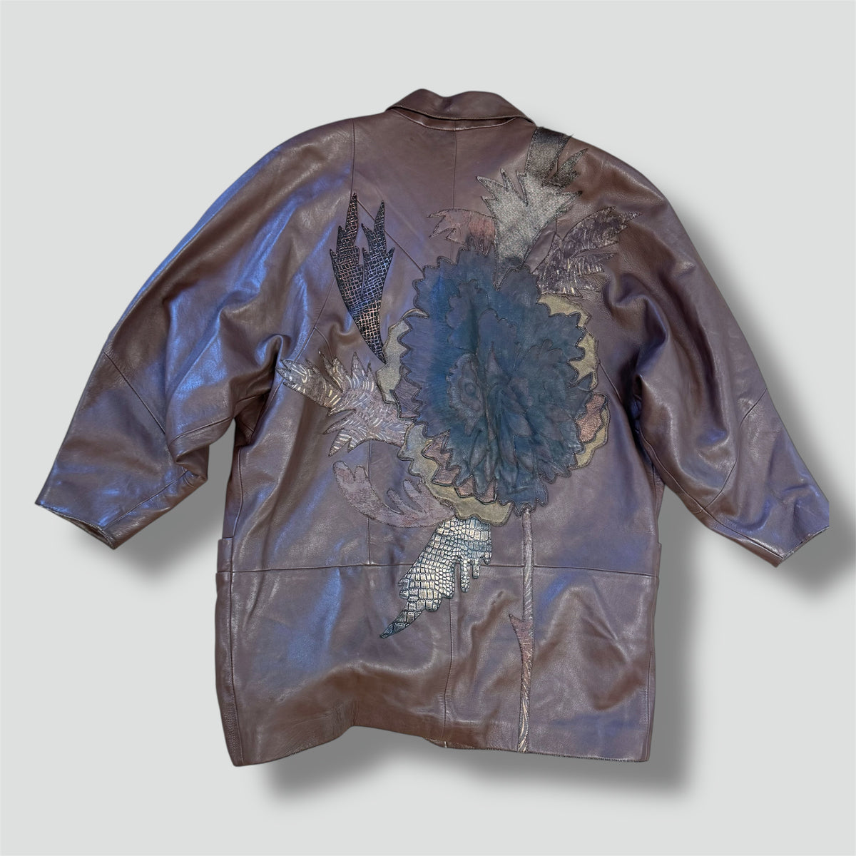 Genuine Leather vintage coat – Close-up 1
