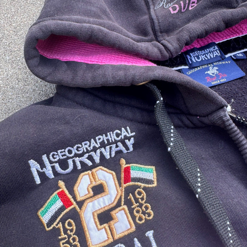 Detailansicht: Sourced limited accessories and clothes Geographical Norway Dubai zipped hoodie – Logo, Nähte oder Material