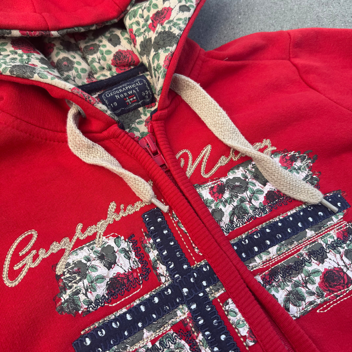 Geographical Norway embroidered red zip-up hoodie – Close-up 1