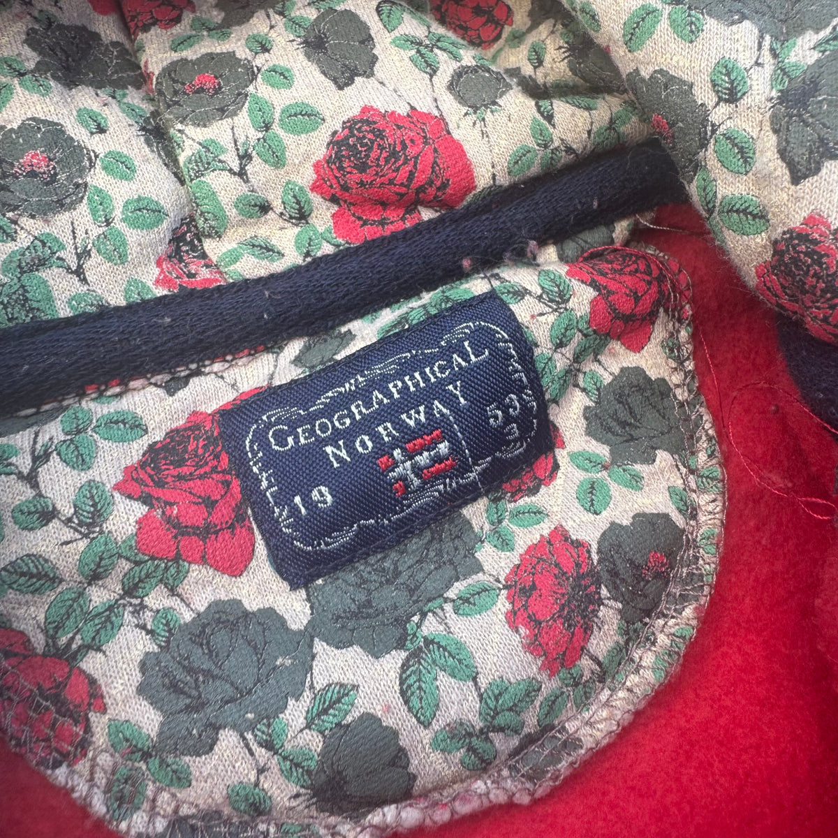 Geographical Norway embroidered red zip-up hoodie – Close-up 3