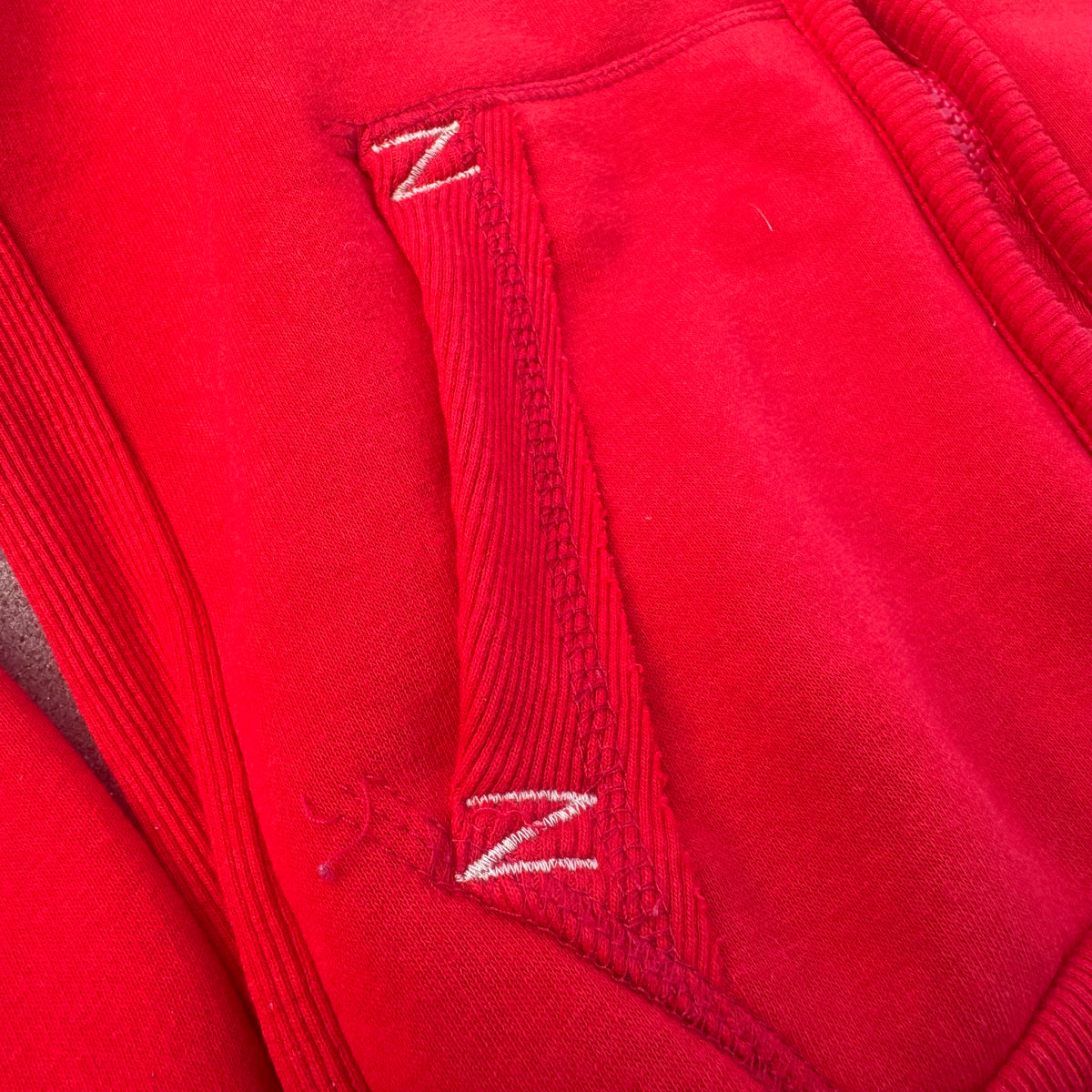 Geographical Norway embroidered red zip-up hoodie – Close-up 4