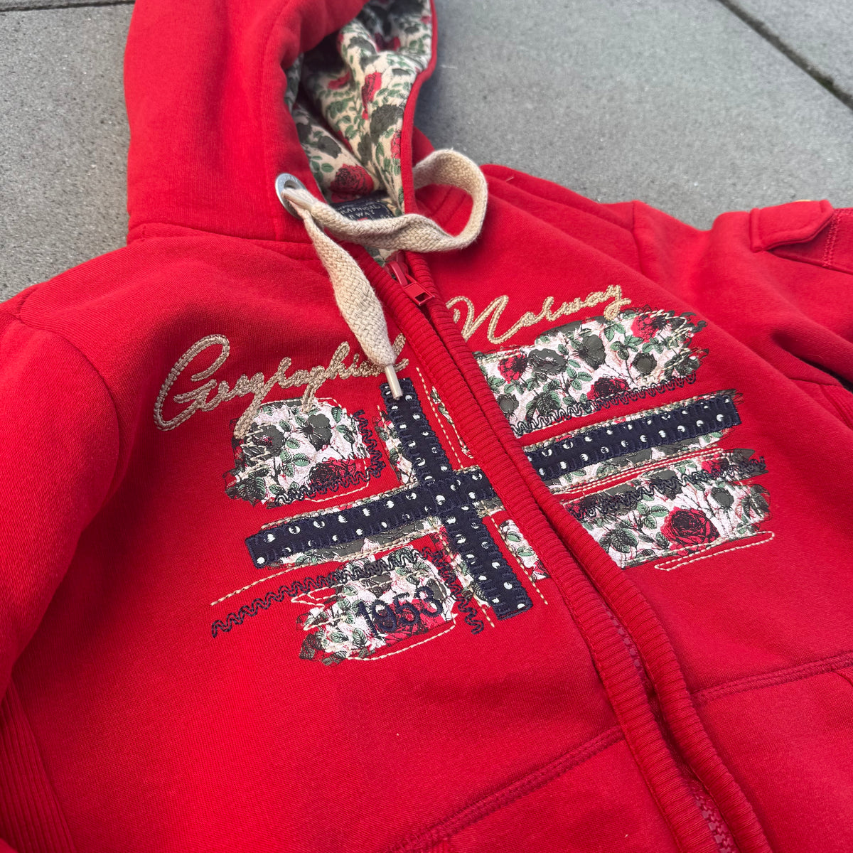 Geographical Norway embroidered red zip-up hoodie – Close-up 5