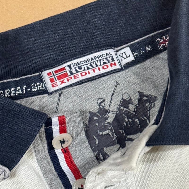 Detailansicht: Sourced limited accessories and clothes Geographical Norway Manchester polo – Logo, Nähte oder Material