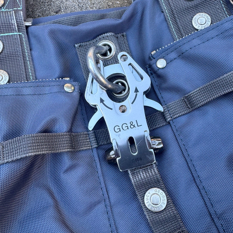Detailansicht: Sourced limited accessories and clothes George Gina and Lucy 6IX Handbag – Logo, Nähte oder Material