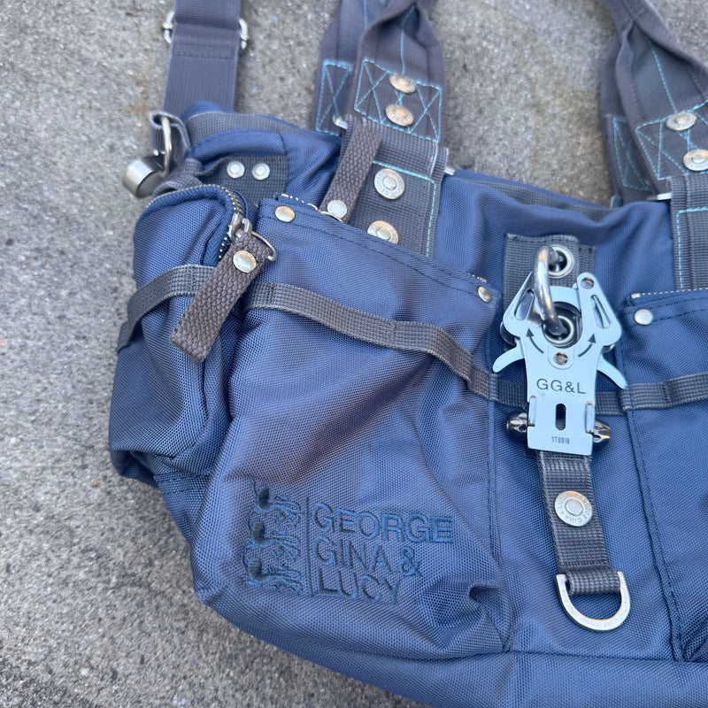 Detailansicht: Sourced limited accessories and clothes George Gina and Lucy 6IX Handbag – Logo, Nähte oder Material